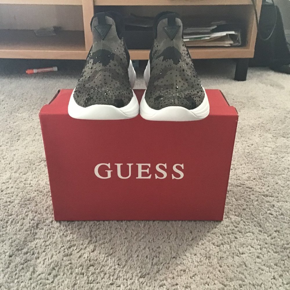 new without tags Guess womens Rhinestone  7.5 sneakers (In box)